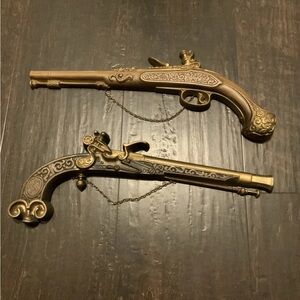 PAIR Vtg SEXTON DUELING MUSKET/FLINT LOCK/PISTOL/GUNS METAL WALL ART REPLICAS